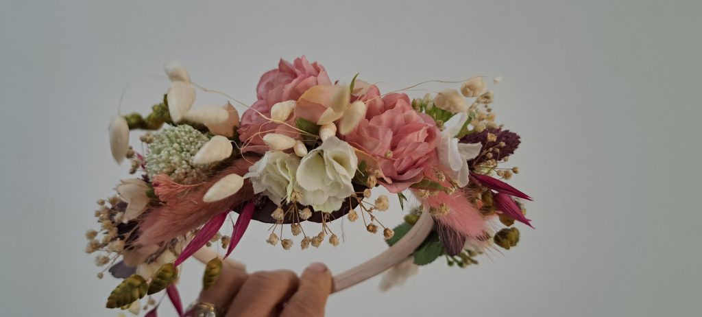 Haarkranz mit frischen und trockenen Blumen